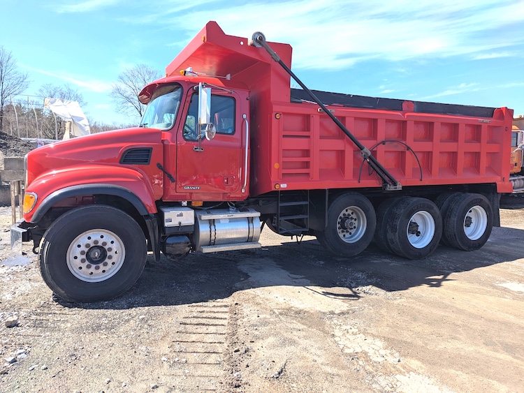 2004 MACK CV713 2004 MACK CV713